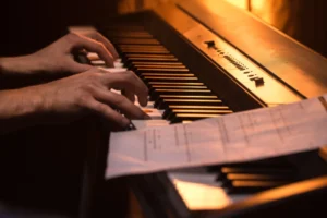 Comment travailler le piano entre deux cours sans rejouer les mêmes erreurs ?