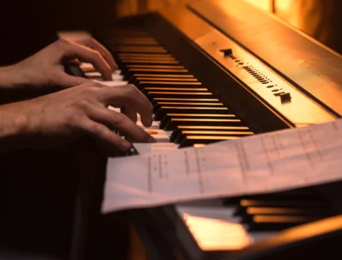 Comment travailler le piano entre deux cours sans rejouer les mêmes erreurs ?