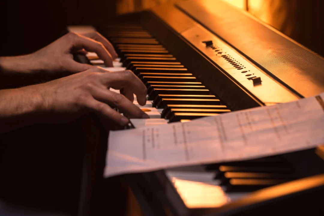 Comment travailler le piano entre deux cours sans rejouer les mêmes erreurs ?
